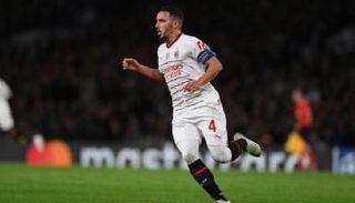 إسماعيل بن ناصر نجم فريق ميلان ومنتخب الجزائر