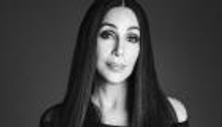 شير تخطف الأنظار بـ"قبعة خباز" في أسبوع الموضة بباريس (صور)