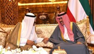 أمير الكويت خلال استقباله ولي العهد