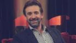 كريم عبدالعزيز يؤدي مناسك العمرة (صورة)