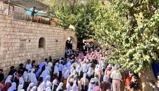 أبناء الطائفة الإيزيدية في معبد لالش 