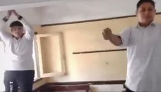 رقص الطلاب داخل الفصل 