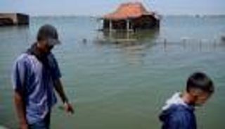 الفيضانات تودي بحياة 3 طلاب في مدرسة بإندونيسيا