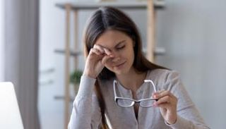 فرك العين قد يؤذي الملتحمة - أرشيفية