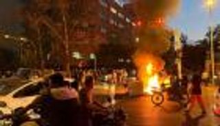 حاجز الخوف يتحطم في إيران ويضع النظام أمام خطر "اللاعودة"