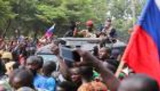 أعلام روسيا تغزو بوركينا فاسو.. "رسالة غزل" تختصر 8 آلاف كيلومتر