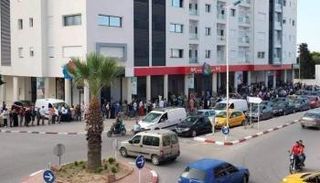 طوابير أمام أحد المحلات الكبرى في تونس