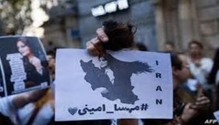 محتجون إيرانيون يرفعون لافتات عليها صورة واسم مهسا أميني