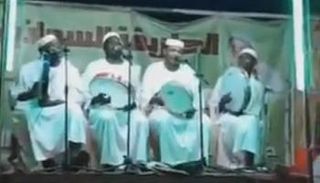 منشد سوداني يثير غضب أحد الحضور بسبب كلمة 