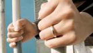 مصرية تنفّذ تهديدها وترتكب جريمة بشعة بحق طفليها