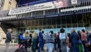 بالمواطنة الفخرية.. باريس تكرم أيقونة الاحتجاجات الإيرانية مهسا أميني