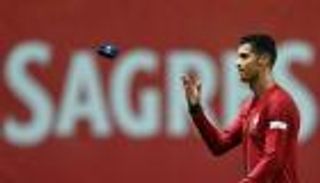بقيادة كريستيانو رونالدو.. 5 نجوم تحت القصف قبل كأس العالم 2022