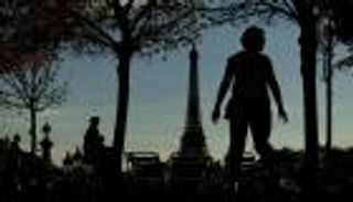 مدينة النور "تنطفئ" مبكرا وبرج إيفل يعانق الظلام