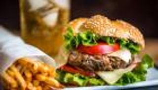 وجبة برجر تصدم سيدة.. ماذا وجدت داخل الشطيرة؟