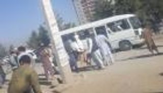 انفجار يستهدف سيارة تقل موظفين أفغانا في كابول