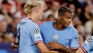 مانويل  أكانجي مع إيرلينج هالاند