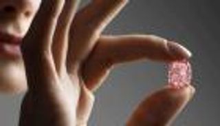 بيع ماسة وردية بسعر خيالي.. رقم قياسي جديد لقيمة حجر كريم