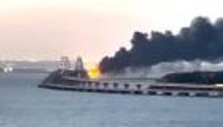 روسيا تعلن استئنافا جزئيا لحركة السير بجسر القرم