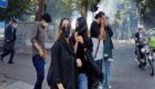 احتجاجات إيران.. النظام يعزل "كردستان" وإحراق مقار عسكرية