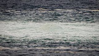 آثار تفجير على سطح بحر البلطيق بعد تسرب غاز من خط نورد ستريم