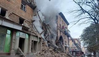 مبنى مهدم جراء القصف الروسي لزابوريجيا