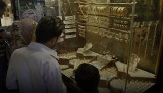 الذهب يحقق مكاسب بدعم الدولار في السوق المصري