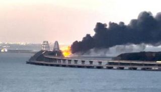 النار تشتعل في جسر القرم الحيوي في روسيا