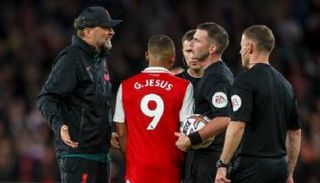 مايكل أوليفر في نقاش مع يورجن كلوب