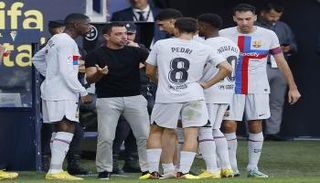 تشافي مع لاعبي برشلونة 