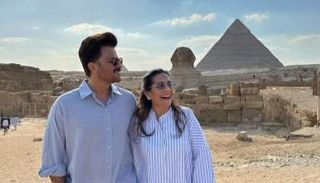 أنيل كابور وزوجته أمام أهرامات الجيزة 
