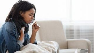 فتاة مصابة بألم في الحلق - تعبيرية