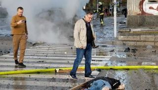 جثة هامدة بعد القصف الروسي على كييف - رويترز