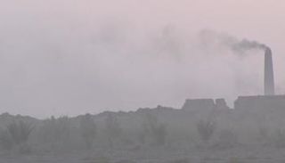 أدخنة منبعثة من أحد معامل الطابوق