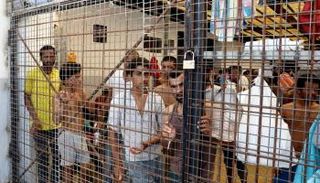 مهاجرون غير شرعيين في أحد مراكز الاحتجاز بطرابلس - أرشيفية