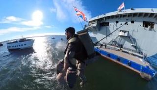 جندي يرتدي بدلة الرجل الحديدي