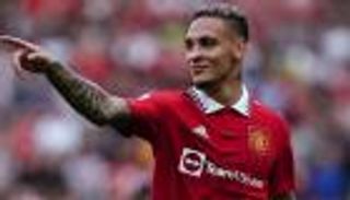 اعتذار إجباري.. نجم يحرج أسطورة مانشستر يونايتد أمام العالم