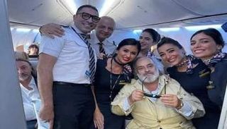 ستيفانو ريتشي مع طاقم رحلة مصر للطيران 