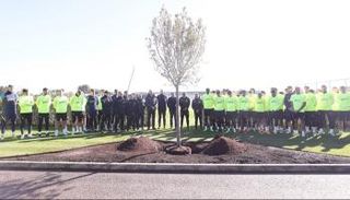 تكريم توتنهام لمدربه الراحل