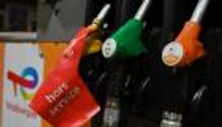 أزمة عاصفة.. الإضرابات تضرب ثلث محطات الوقود بفرنسا