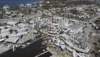 جانب من الدمار الذي خلفه الإعصار إيان