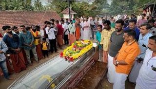 مشهد من جنازة التمساحة