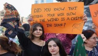 احتجاجات متواصلة رفضا للقيود المفروضة على الإيرانيات