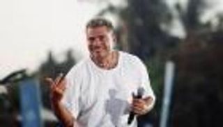 نساء في حياة عمرو دياب.. من شقيقة إلهام شاهين إلى مديرة أعماله (تقرير)