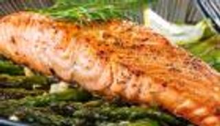 10 أطعمة لبشرة أكثر إشراقا.. منها البرتقال والسلمون