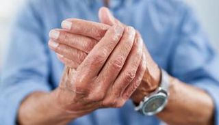 رجل مصاب بآلام المفاصل - أرشيفية