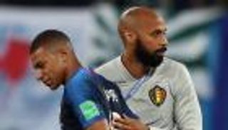 "لاعب أناني".. هنري يلقن مبابي درسا قاسيا من برشلونة
