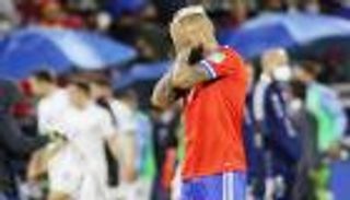 بابتسامة غريبة.. نجم برشلونة السابق يتجاهل وفاة والده (صورة)