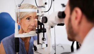 سيدة تخضع لفحص العيون - أرشيفية