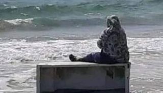 صورة لأم من جرجيس التونسية تنتظر عودة ابنها المفقود في البحر