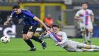 سخرية جديدة.. لاعب إنتر ميلان يزيد أوجاع جماهير برشلونة (فيديو)